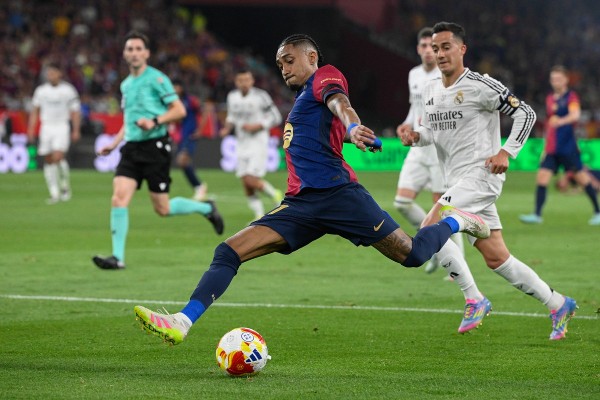 欧文突破防守送出关键助攻